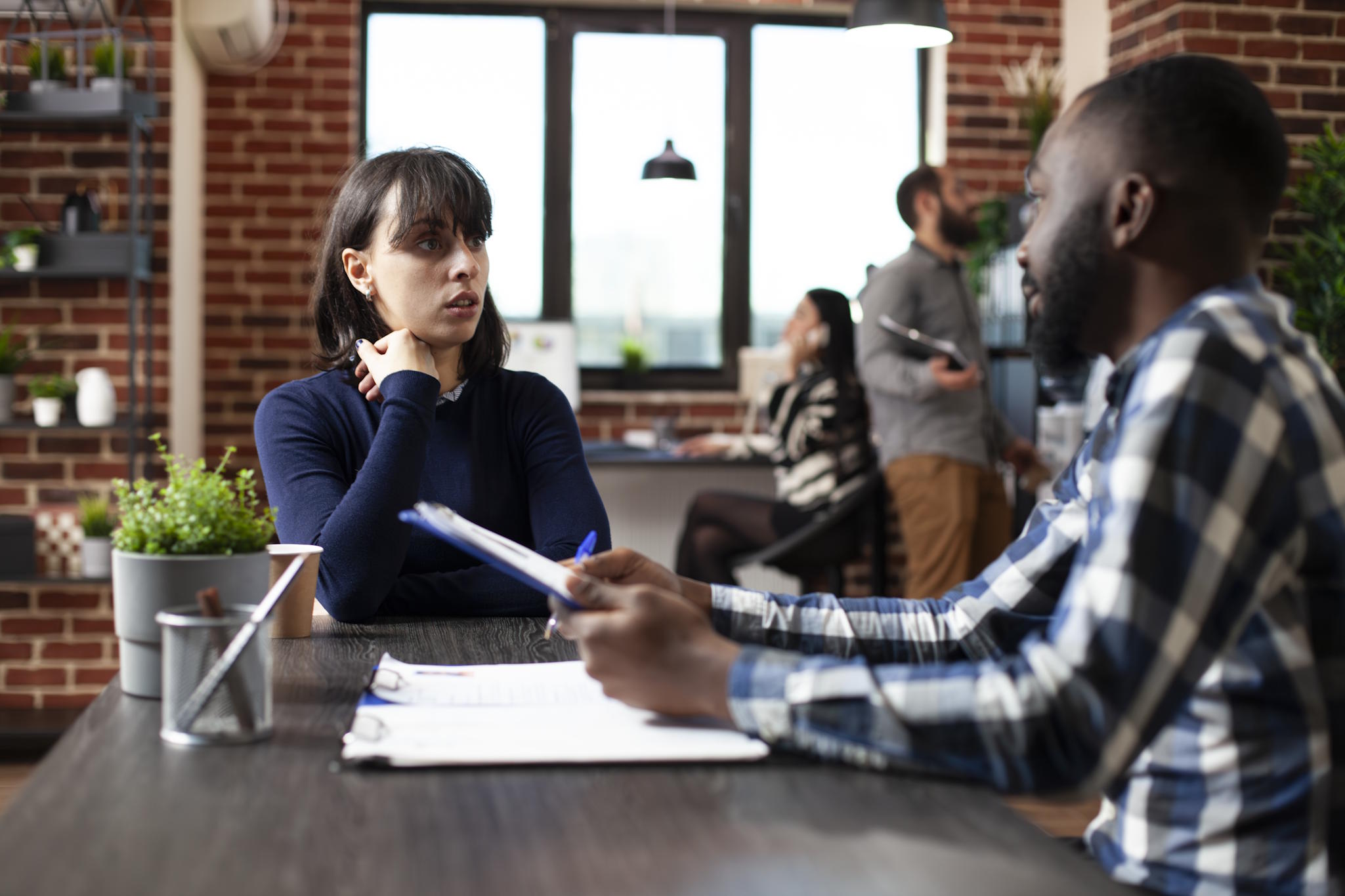 Jeune-femme-passant-un-entretien