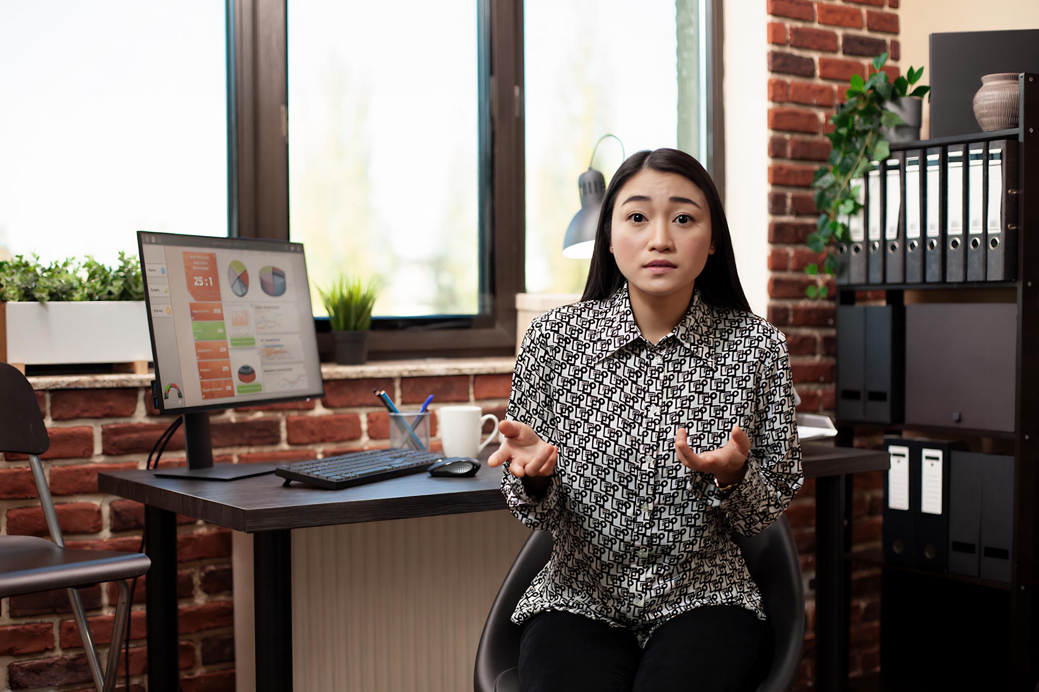 Jeune-femme-pose-des-questions