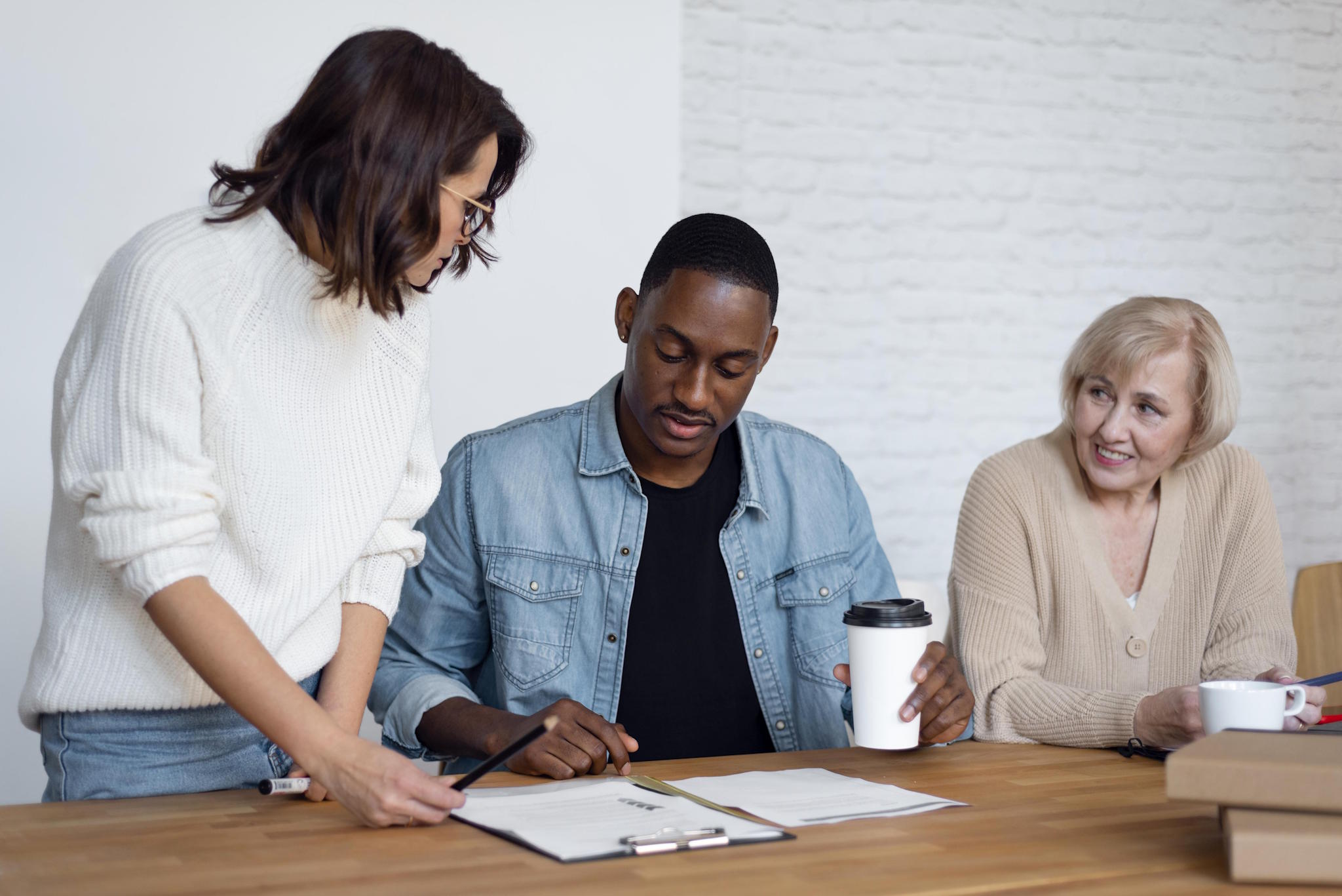Jeune-homme-devant-un-document