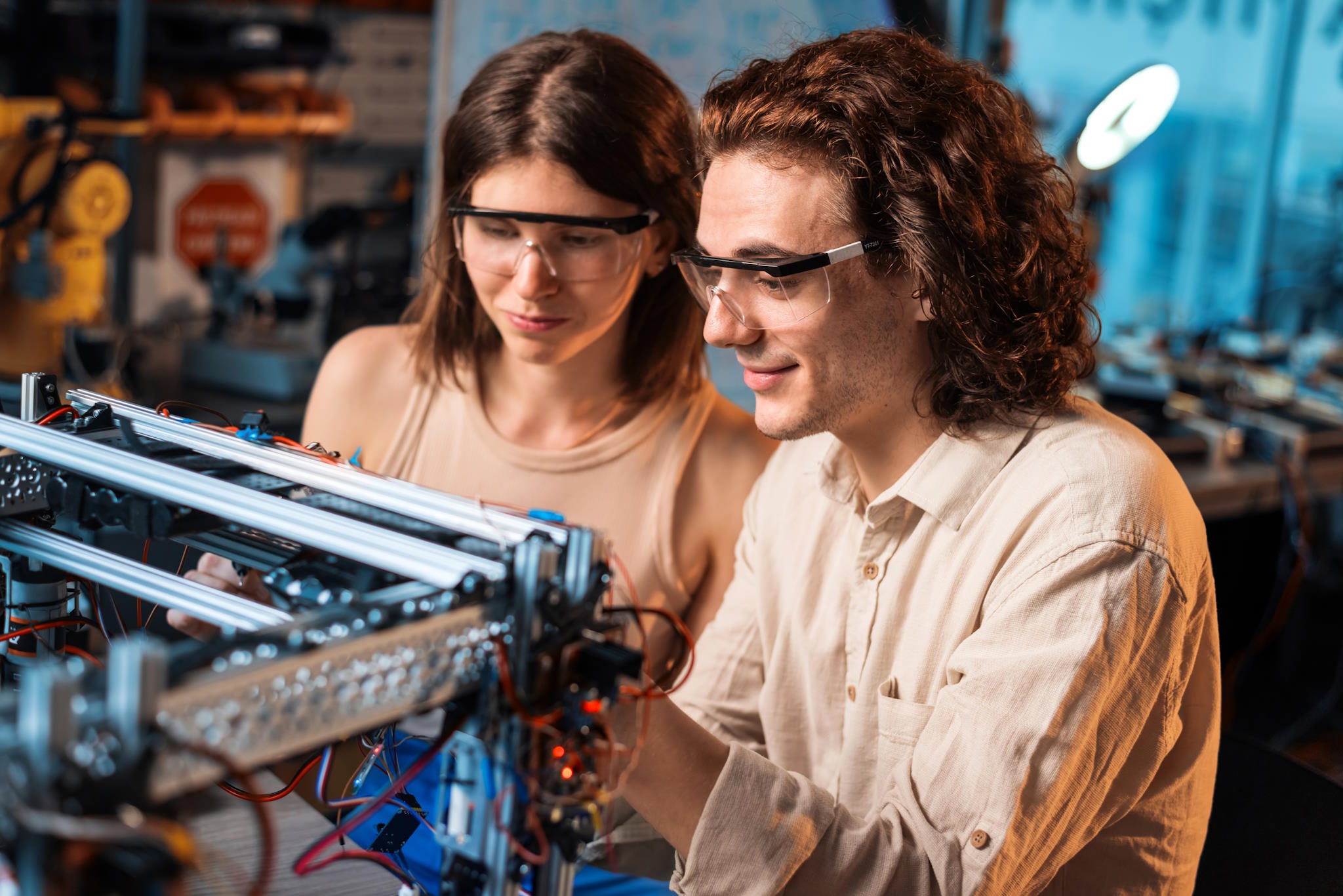 Jeunes-travaillants-sur-robot