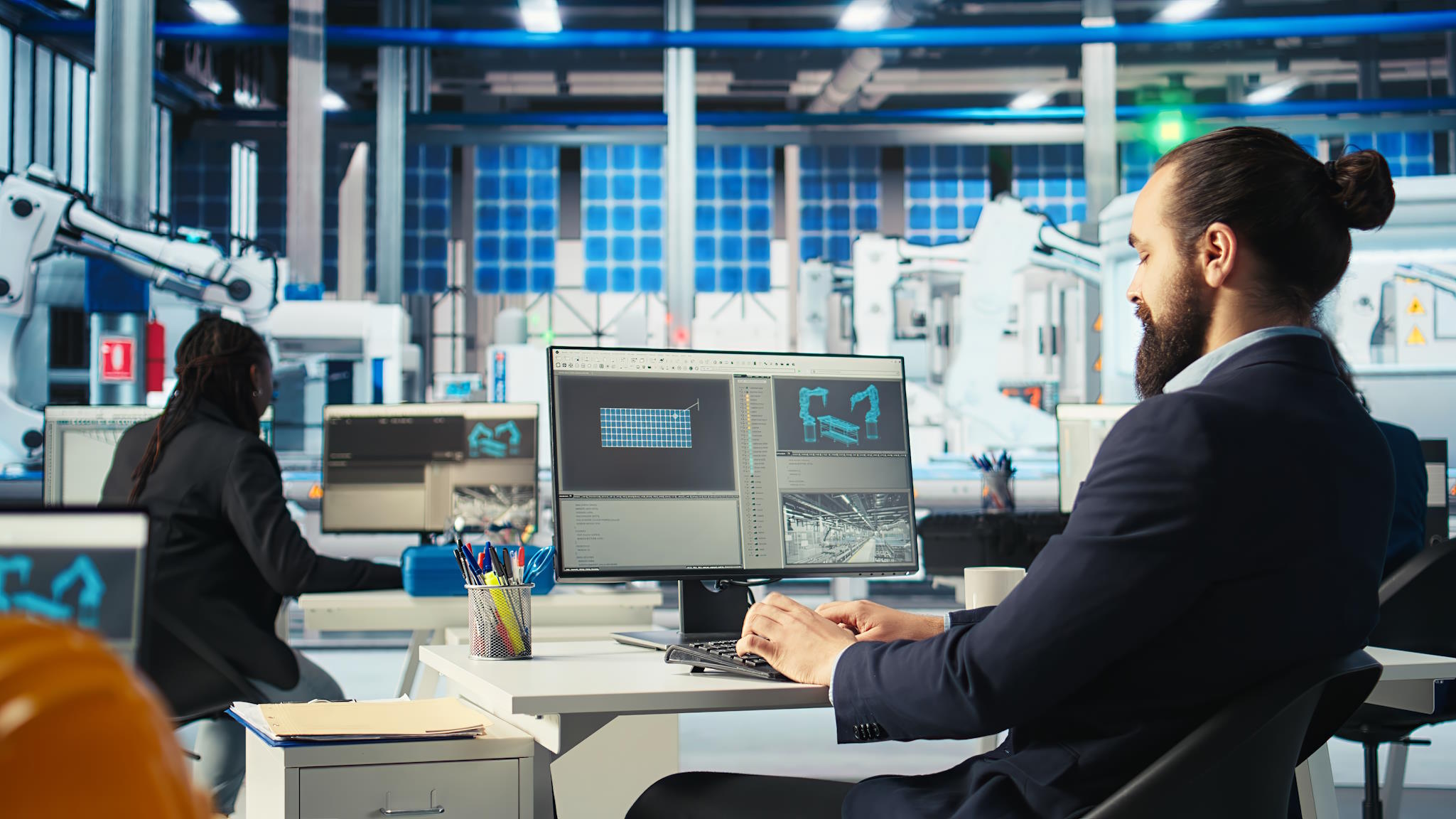 Personnes-travaillant-dans-une-usine-moderne